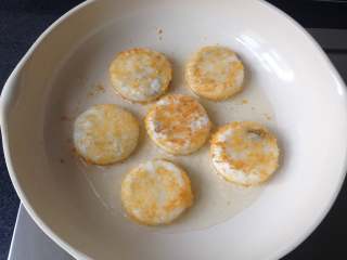 12、豆沙糯米饼,一面煎至定型后再翻面煎，煎至两面金黄即可，出锅后可放在吸油纸上把多余的油脂吸掉