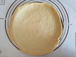 4、圣女果披萨,擀的面皮比披萨盘略微大一点,放入披萨盘