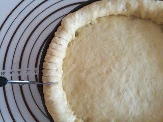 7、圣女果披萨,用剪刀把边缘剪开,火腿肠剪断