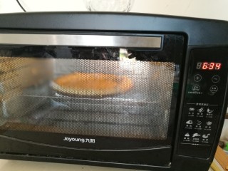 9、圣女果披萨,放入预热好的烤箱,175度烤7分钟