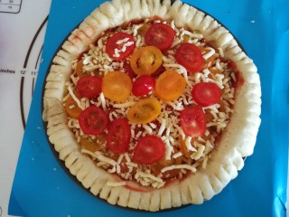 14、圣女果披萨,在撒一层马苏里拉芝士,最后铺上圣女果就好啦