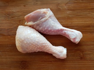 1、自制炸鸡腿,鸡腿两个