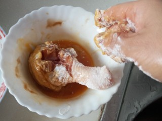 5、自制炸鸡腿,裹上一层蛋液