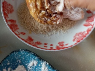 6、自制炸鸡腿,裹上面包糠