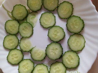 12、自制炸鸡腿,小黄瓜切片,垫在盘子下。鸡腿放上去。搭配在一起吃。免得油炸食品吃多了上火