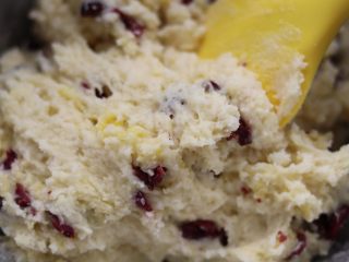 3、蔓越莓麻薯,我发现手动搅拌是很「痛苦」的，因为面团特别粘。这一步可以用刮刀。