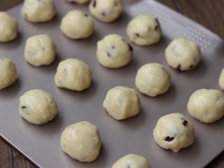 6、蔓越莓麻薯,手掌可以适当摸一些油就不粘手了，大概搓个圆。