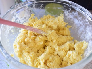 3、彩色饼干,筛入低筋面粉，翻拌均匀，再揉成面团