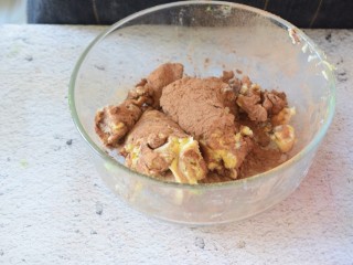 4、彩色饼干,把面团分成三份，一个是可可面团，一个是抹茶面团，一个是原面团