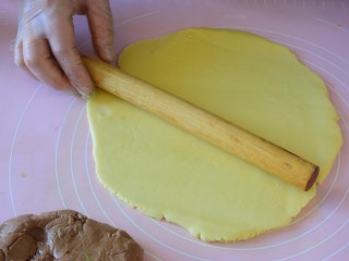 5、彩色饼干,把三个面团擀扁