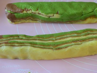 7、彩色饼干,从中间切开，放在一起，再切开，两份分别包上保鲜膜，冰箱冷冻一小时