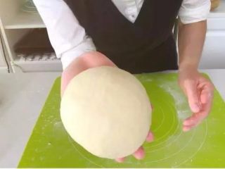 2、宝宝辅食：宝宝版豆沙面包卷-12M+,4、一直揉至光滑的面团，此时面团基本不粘手。