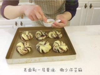 7、宝宝辅食：宝宝版豆沙面包卷-12M+,14、将发酵好的面团拿出，在表面轻轻刷一层蛋液，然后撒少许芝麻。