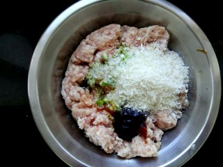 3、红烧丸子,肉馅中放入葱姜沫，一个鸡蛋，一勺生抽，两勺耗油，一勺料酒，适量盐，适量淀粉，适量面包糠