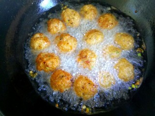 8、红烧丸子,炸至金黄