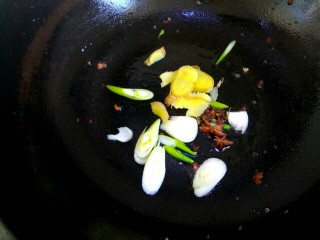 10、红烧丸子,把锅中油倒出，留适量底油，爆香葱姜花椒八角