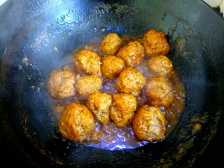 14、红烧丸子,把汤耗干即可关火