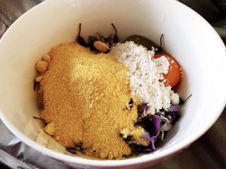 4、藤萝花饼,吃下整个春天,加入玉米面和白面,玉米面和白面的比例是1:2,加入盐和五香粉。