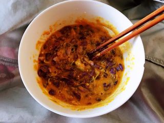 5、藤萝花饼,吃下整个春天,先拿筷子搅一下,看看干湿度,如果说有点干,再加入一点点的水,边加边搅拌,以防一下子加的太多,面糊太稀就不能成形,因为花朵是清洗过的,里面多多少少有一些水分,还有鸡蛋,也有水分的。