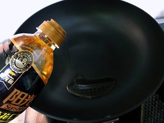 6、藤萝花饼,吃下整个春天,不沾油平底锅加热,倒入一点油。