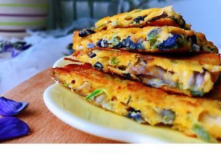 9、藤萝花饼,吃下整个春天,淡紫色的浓郁芬芳,在人心里种下了一份久久不能忘怀的思念,做成的饼,清香满口,别致香嫩,独有的浓郁藤萝花清香味。