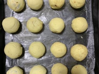 8、超级简单豆沙酥,入烤盘