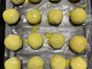 9、超级简单豆沙酥,刷蛋黄