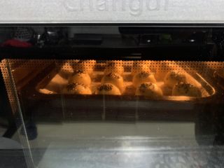 11、超级简单豆沙酥,预热烤箱180度烤20分钟