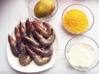 1、锦绣金丝虾球,准备用料。