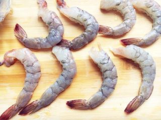 2、锦绣金丝虾球,鲜虾去壳保留尾部。