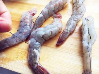 3、锦绣金丝虾球,开背去除沙线。