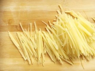 6、锦绣金丝虾球,然后再切成细丝。