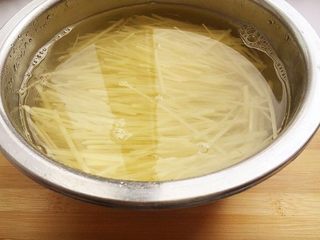 7、锦绣金丝虾球,用清水浸泡10分钟。