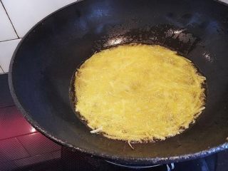 9、锦绣金丝虾球,锅里放多些油，烧到七成热放入土豆丝。