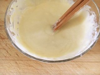 11、锦绣金丝虾球,裹炸粉加水调匀。