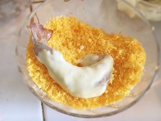 12、锦绣金丝虾球,虾粘裹炸粉后，再滚匀面包糠。
