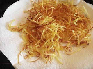 10、锦绣金丝虾球,炸至金黄捞出放纸巾上吸油。