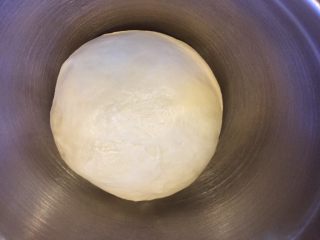 4、肉松小面包,取出面团整成光滑的面团，盖保鲜膜放温暖处发酵，室温28度，夏天最好在空调房里操作。