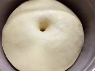 5、肉松小面包,面团发酵至两倍大，食指沾少许面粉，在面团中间戳个洞，不回缩不塌陷。
