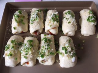 12、肉松小面包,撒葱花和白芝麻。