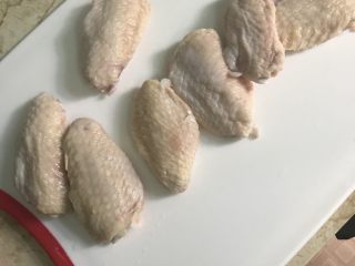 1、香酥炸鸡翅,鸡翅洗净沥干水份
