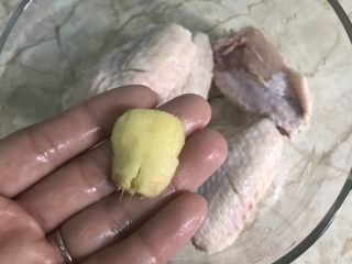 3、香酥炸鸡翅,姜一块拍一下放入