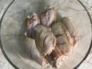 9、香酥炸鸡翅,抓匀腌制半小时使其入味