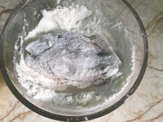 11、香酥炸鸡翅,腌好的鸡翅表面粘上一层面粉