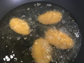 16、香酥炸鸡翅,转小火下鸡翅炸制6分钟