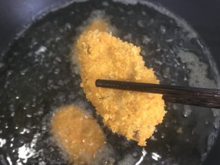 17、香酥炸鸡翅,炸至金黄色捞出