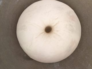 4、小鸟馒头,面团发酵到一倍或者1.5倍大就可以了，用手指戳孔不回缩！