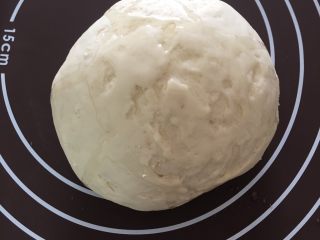 5、小鸟馒头,发酵好的面团，手揉排气，再适量涂抹一点玉米油，继续揉！