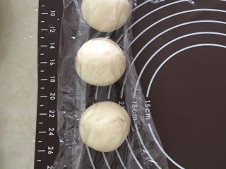 7、小鸟馒头,切好的小面团没整形前用保鲜膜盖好，不然会面团会变干！