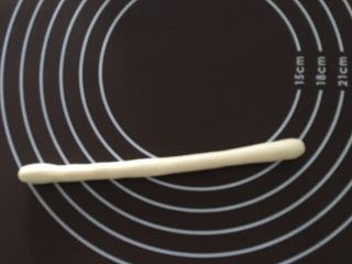 8、小鸟馒头,取一小块，搓成长条，两头要粗一点！